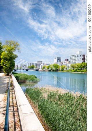 It is an urban landscape with a river. It shows the west side of the Tenma River. We are looking toward Nakahiro Ohashi in the lower reaches. Hiroshima It is an urban landscape with a river. It shows the west side of the Tenma River. We are looking toward Nakahiro Ohashi in the lower reaches. Hiroshima 90460069