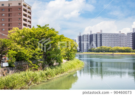 它是主要河流分支點的城市景觀。您可以在您面前看到元町的建築物。請將其用作河邊住宅的圖像。 90460073