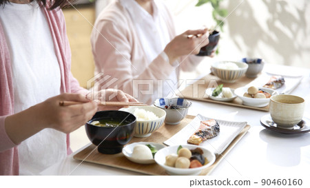 兩位女士的餐點 早餐 手頭的日本料理 兩位女士的餐點 早餐 手頭的日本料理 90460160