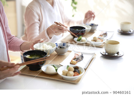兩位女士的餐點 早餐 手頭的日本料理 兩位女士的餐點 早餐 手頭的日本料理 90460161