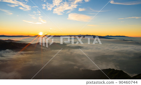 (Gunma Prefecture) Sea of clouds and sunrise seen from the summit of Mt. Tanigawa in summer 90460744