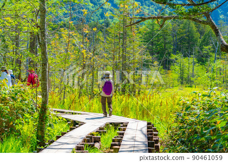 [Scenic view] Kamikochi climbers in early summer [Nagano Prefecture] 90461059