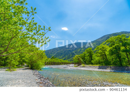 [Scenic view] Kamikochi in early summer [Nagano Prefecture] 90461134