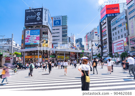 《Tokyo》 Shinjuku station square, downtown 90462088