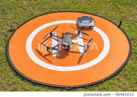 Drone and landing pad 90465033