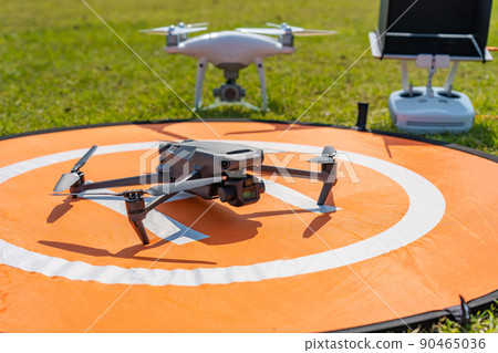 Drone and landing pad 90465036