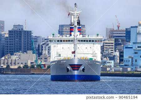 To a full-day voyage ... The third generation Ogasawara Maru, a cargo-passenger ship that supports the lives of Chichijima and Hahajima 90465194