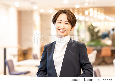 咖啡館的女老闆 咖啡館的女老闆 90466666