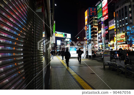 A bustle of Shinjuku 90467056