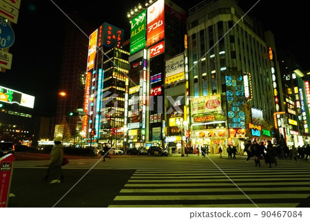 新宿歌舞伎町周圍的人潮 新宿歌舞伎町周圍的人潮 90467084