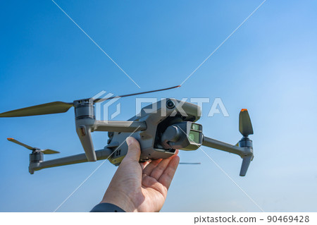 無人機和藍天 90469428