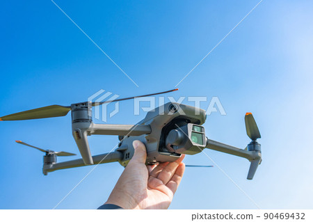 無人機和藍天 90469432