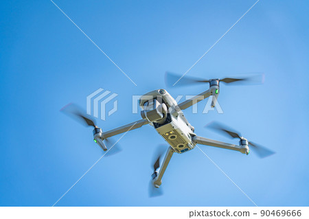 無人機和藍天 無人機和藍天 90469666