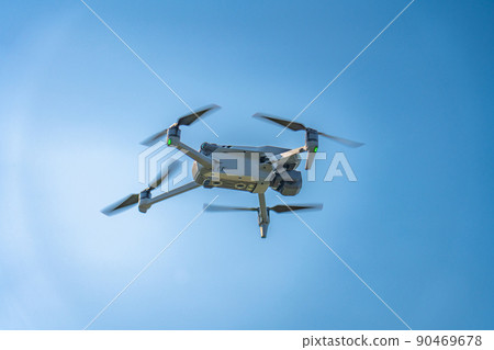 無人機和藍天 90469678