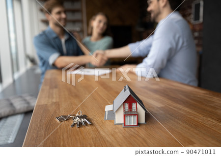 Toy house and keys with family couple of clients 90471011