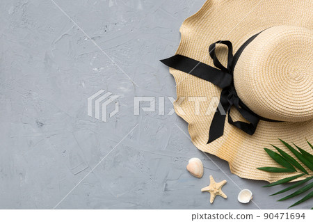 Summer holidays. Summer concept with straw hat and tropical leaf. Flat lay, top view, copy space 90471694