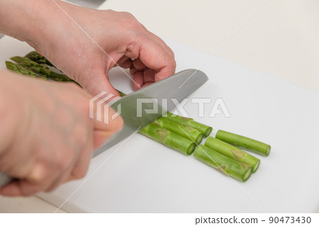 [Cut asparagus with a Santoku knife] 90473430