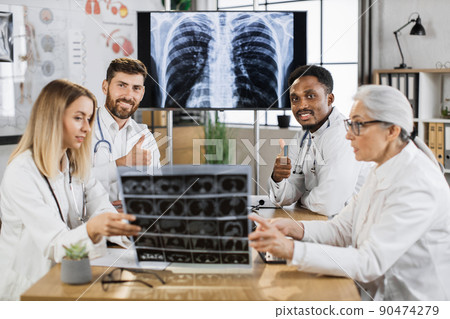 Team of international pulmonologists having conference 90474279