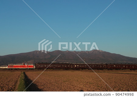 Ending with Mt. Bandai in the background, applying the last spurt toward Kitakata Yoharu Ban-etsu Tozai Line _2022/4/17 shooting 90474998