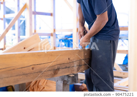 在木屋的建築工地加工木材的木匠 90475221