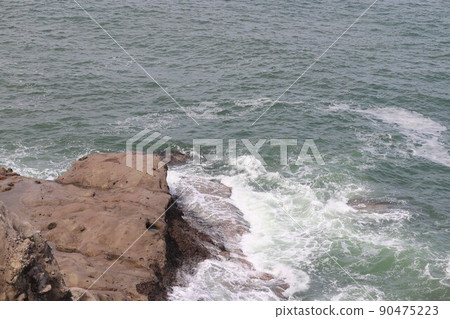 海浪撞擊的岩石海岸 海浪撞擊的岩石海岸 90475223