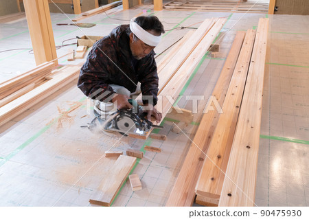 在木屋工地用電鋸和鋼方板加工木材的木匠 在木屋工地用電鋸和鋼方板加工木材的木匠 90475930