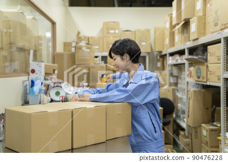 在倉庫做包裝工作的女員工 在倉庫做包裝工作的女員工 90476228