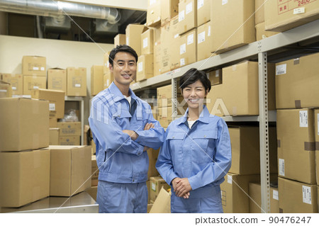 倉庫管理人員形象,微笑的男女 倉庫管理人員形象,微笑的男女 90476247