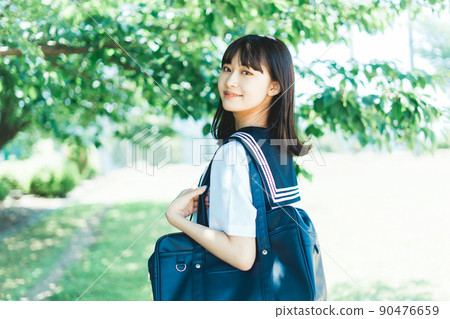 穿著夏天衣服的女高中生 90476659