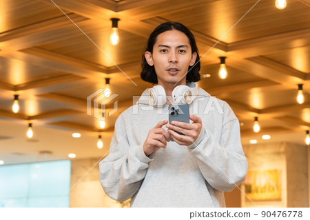 帶耳機和智能手機的男人 90476778