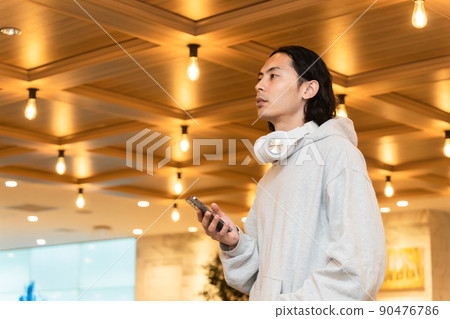 帶耳機和智能手機的男人 帶耳機和智能手機的男人 90476786