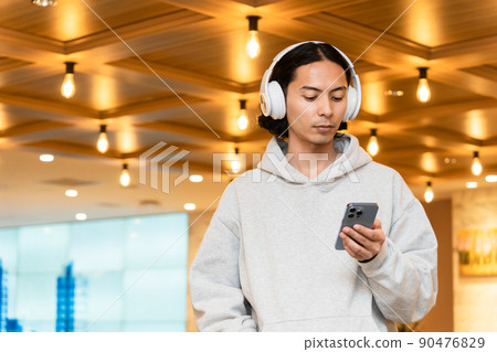 帶耳機和智能手機的男人 帶耳機和智能手機的男人 90476829