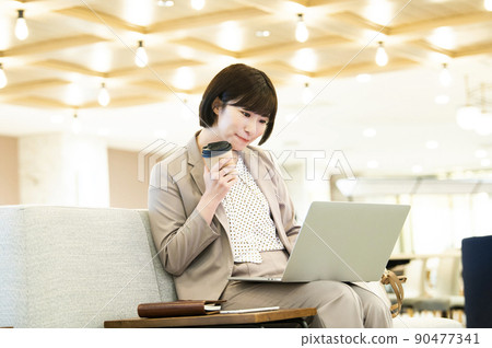 商務女性辦公室筆記本電腦 90477341