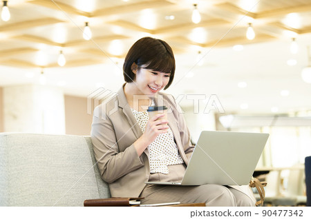 商務女性辦公室筆記本電腦 90477342