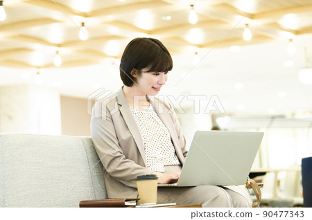 商務女性辦公室筆記本電腦 90477343