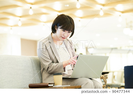 商務女性辦公室筆記本電腦 90477344