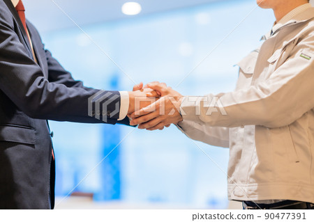 Engineers and businessmen shaking hands firmly No face Engineers and businessmen shaking hands firmly No face 90477391
