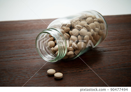 Bottled tablet medicine Bottled tablet medicine 90477494