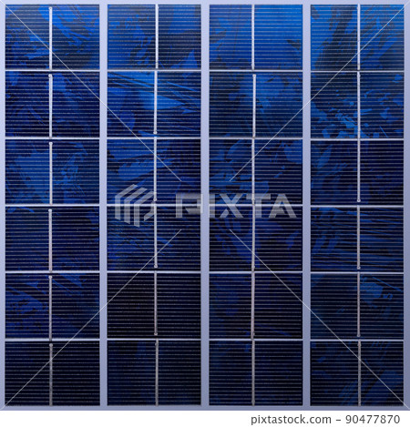 顯示藍色太陽能電池板模塊表面的水晶圖案的材料圖像 90477870