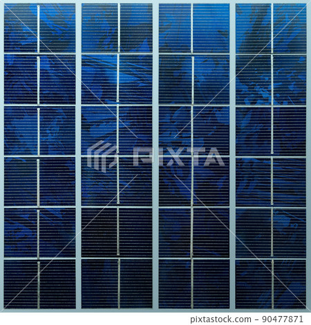 顯示淺藍色太陽能電池板組件表面的水晶圖案的材料圖像 90477871