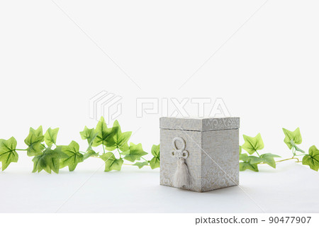 14 窗台上的追悼會骨灰盒 90477907