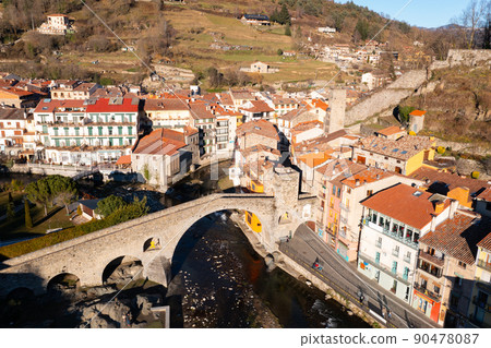Autumn view of mountainous Spanish town of Camprodon in Pyrenees on Ter river 90478087