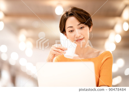 在咖啡館使用筆記本電腦的中產婦女 在咖啡館使用筆記本電腦的中產婦女 90478484