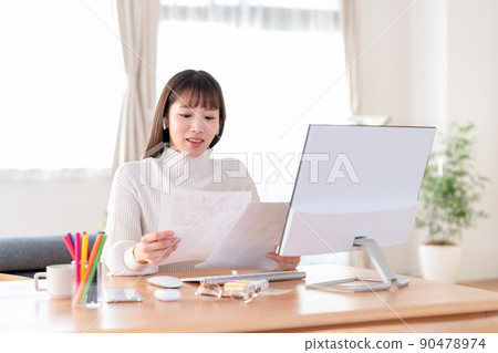 Young woman learning remotely 90478974