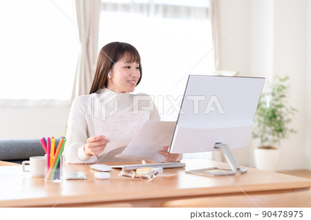 Young woman learning remotely 90478975