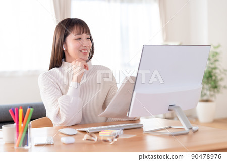 遠程學習的年輕女性 90478976