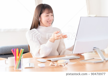 Young woman learning remotely 90478977