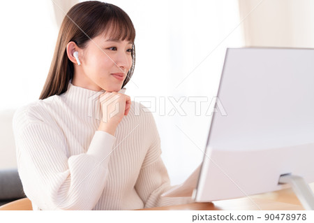 遠程學習的年輕女性 90478978