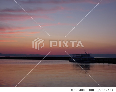 The afterglow of the setting sun that remains in Lake Biwa 90479523