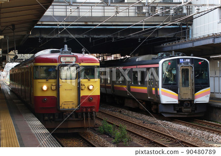 Shinetsu Line 115系列快速列車/ Joetsu Line E129 Series在長岡站停靠 Shinetsu Line 115系列快速列車/ Joetsu Line E129 Series在長岡站停靠 90480789